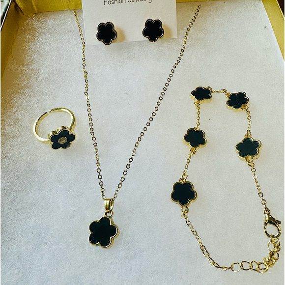 SET OF 4 CLOVERS - Picture 1 of 1
